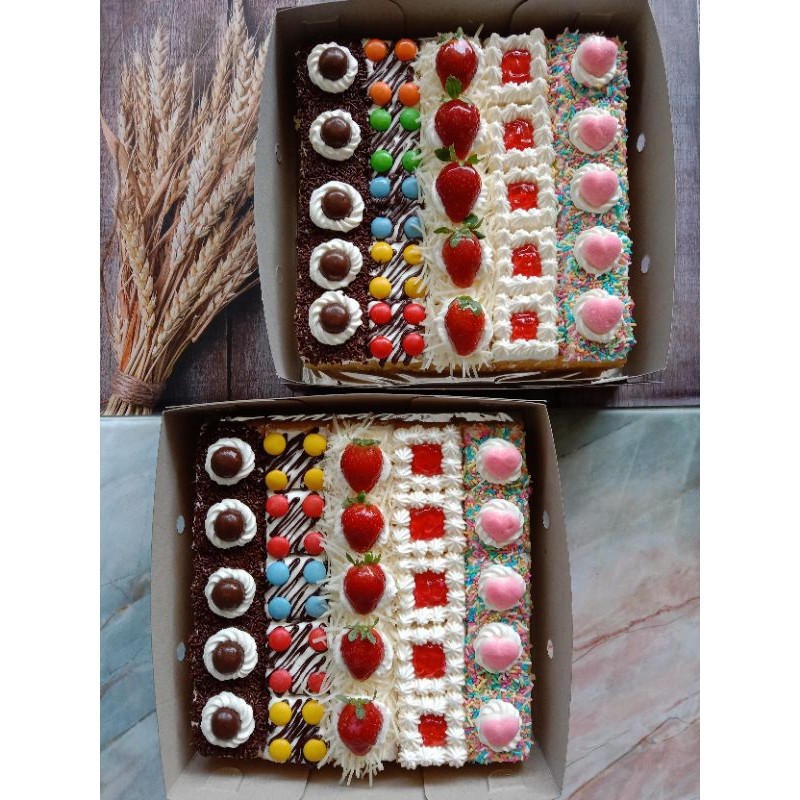 

CAKE POTONG HIAS Bolu Jadul Hias by MamaGi ukuran 20x20 cm bolu jadoel