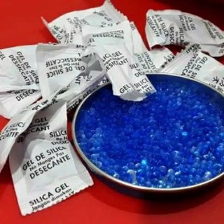 Silica gel Blue 1gr / 1 gram biru menyerap / penyerap lembab dan bau. Pengawet barang, kamera, tas, sepatu, dll. murah, satuan, putih / White dan natural