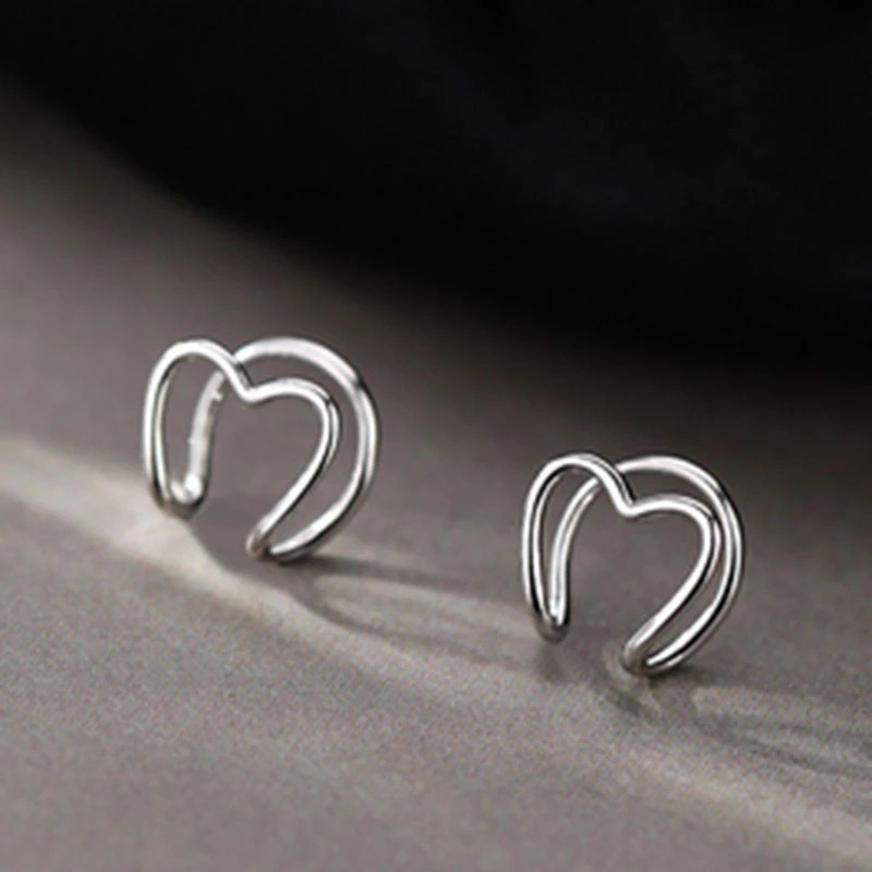 1pc Anting Klip Tanpa Tindik Bentuk Hati Hollow Bahan Titanium Steel Untuk Wanita