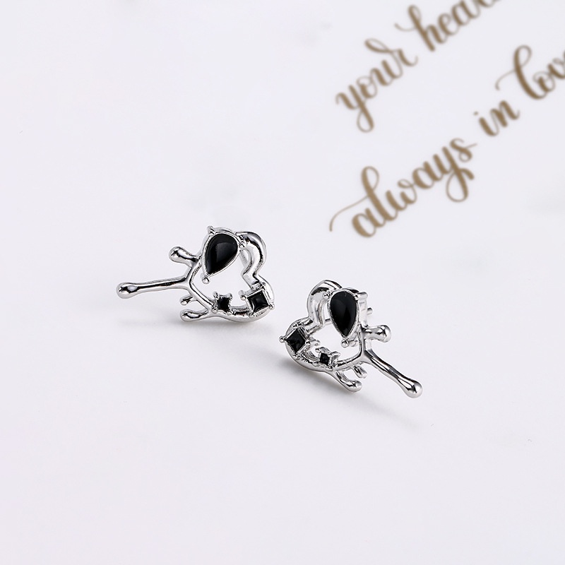 Anting Stud Bentuk Hati Model Hollow Warna Hitam Bahan Metal Gaya Harajuku Vintage Untuk Wanita