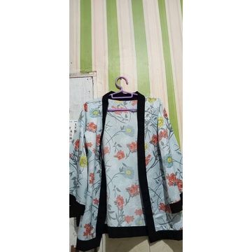 Preloved outer bunga bunga bahan licin sepaha warna biru langit