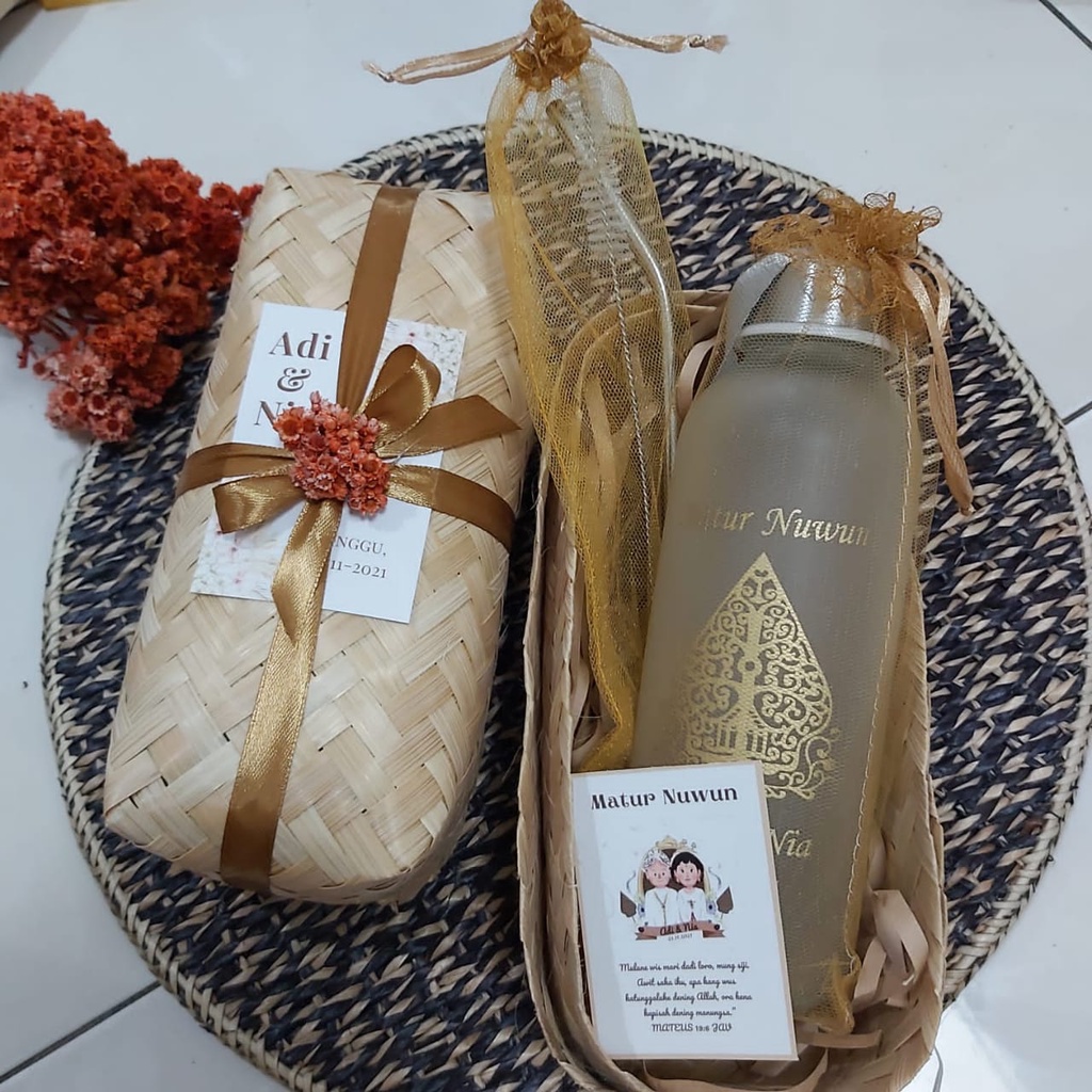 

BESEK KECIL PANJANG-BOXS SOUVENIR- SOUVENI UNIK-SOUVENIR KEKINIAN-SOUVENIR BOTOLBOX NASI-RICE BOX-PACKAGING DESAIN -BESEK HAMPERS-BESEK PURWOREJO-BESEK MURAH