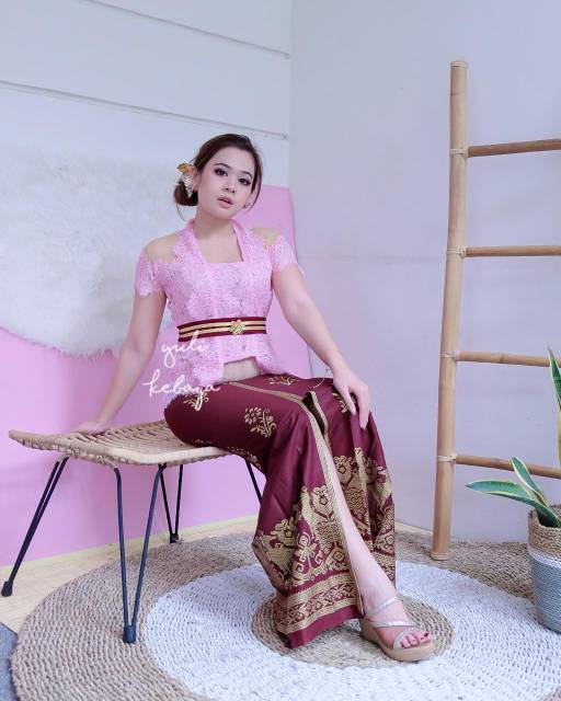 Set Kebaya Modifikasi Wisuda dengan Rok Duyung