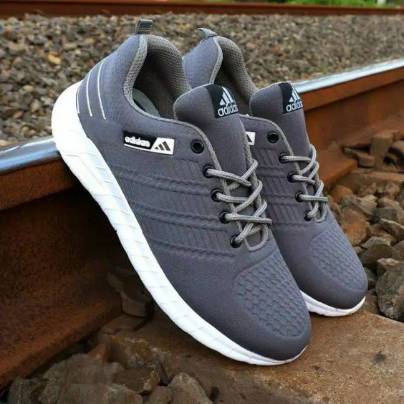 Sepatu sneakers pria line embos terbaru