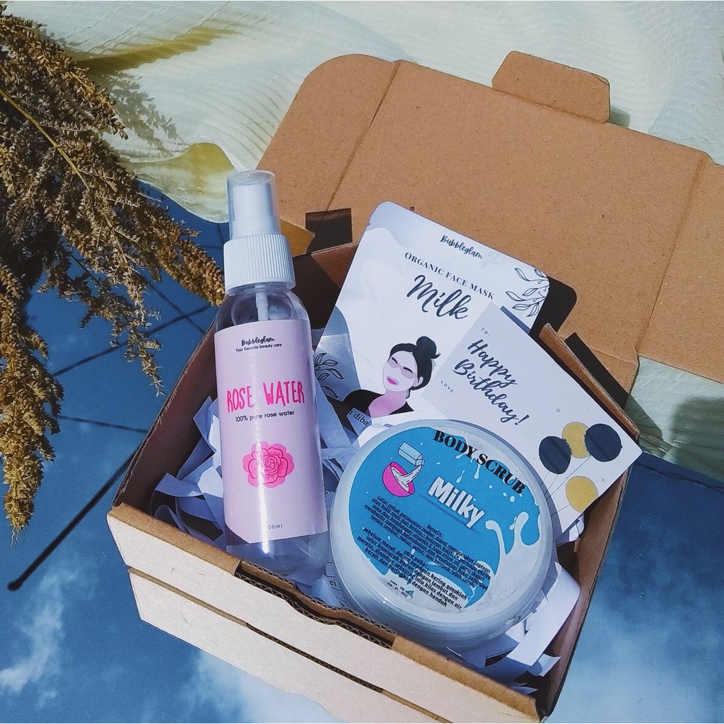 

Gift box/hampers/kado ulang tahun/kado wisuda/gift box skincare/kado skincare/kado cewek