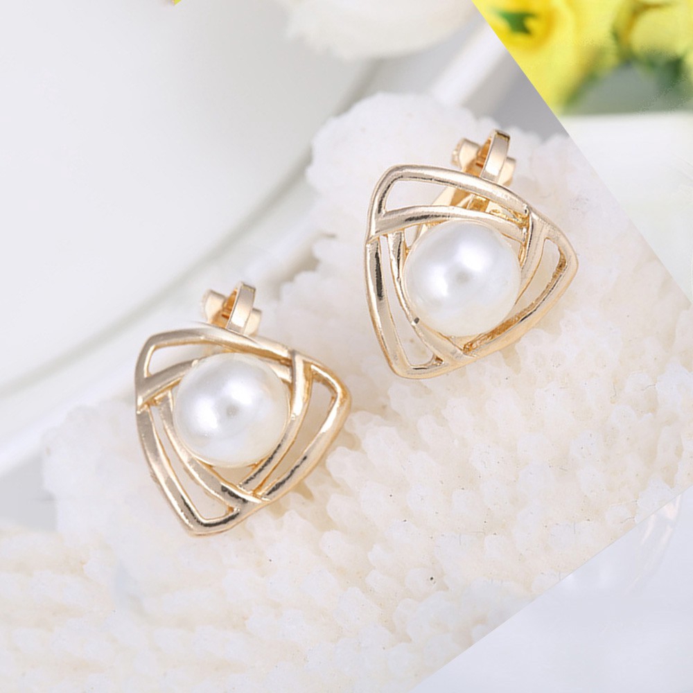 Anting Klip Tanpa Tindik Bentuk Segitiga Geometris Aksen Mutiara Warna Emas Untuk Wanita
