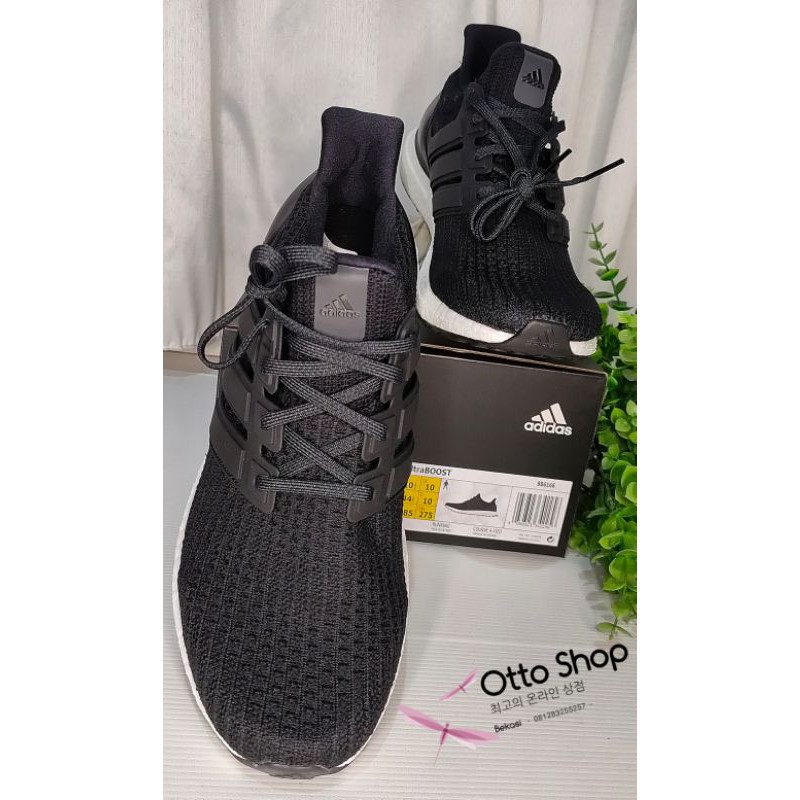 Sepatu lari / Running Shoes Adidas Ultra Boost classic ORIGINAL BNIB warna favorit Hitam Putih.