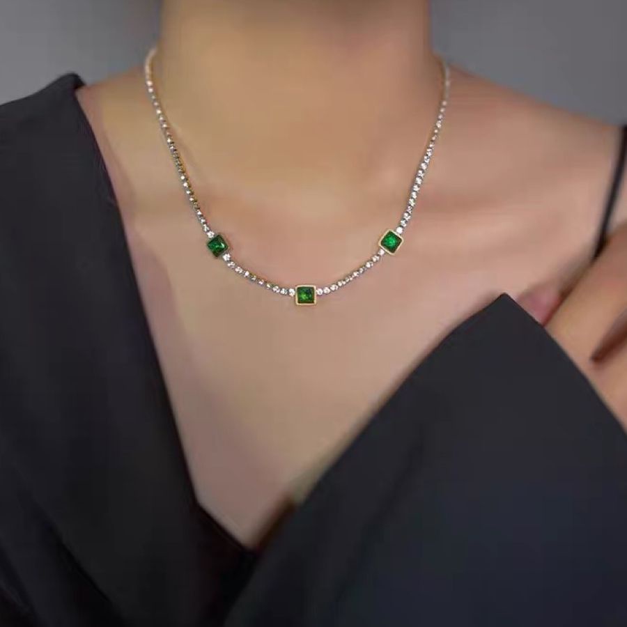 Kalung Rantai Bahan Titanium Steel Dengan Liontin Batu Emerald Untuk Wanita