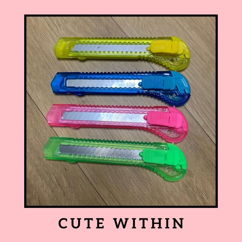 

CUTTER ETONA WARNA RANDOM ALAT TULIS SEKOLAH KANTOR WARNA WARNI GEMAS TAJAM BAGUS MURAH AWET