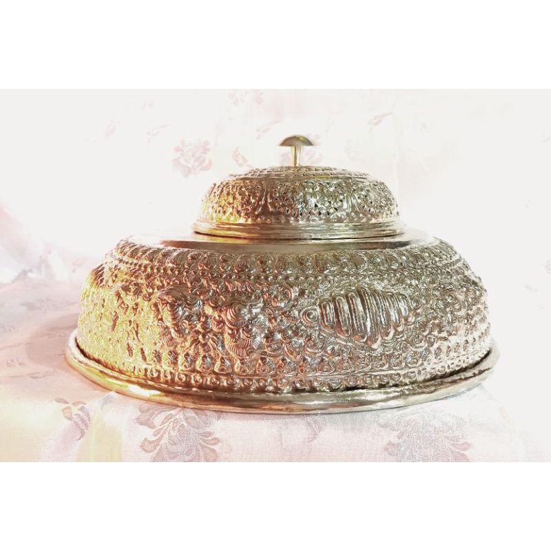 Bokor perak dengan tutupnya