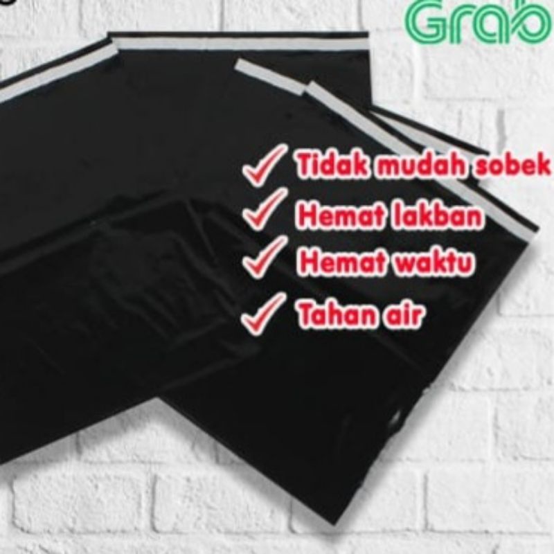 

Polymailer Plastik Packing Amplop Glossy Warna Hitam Ukuran 30x40cm