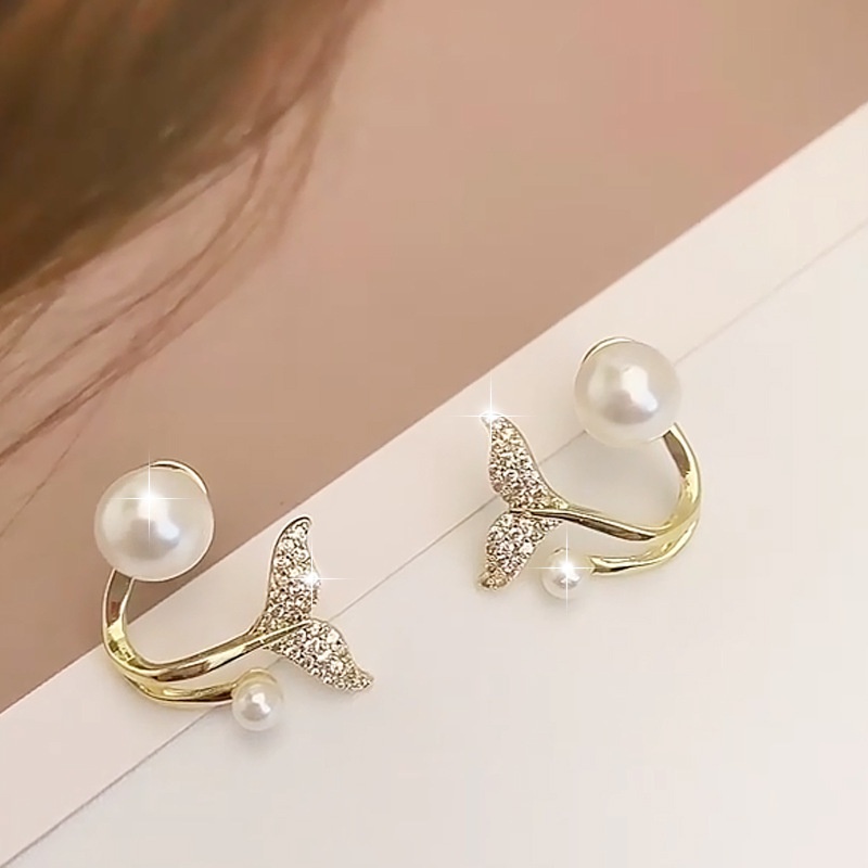 1 Pasang Anting Stud Desain Ekor Ikan Irregular Aksen Mutiara Berlian Imitasi Gaya Korea Untuk Wanita