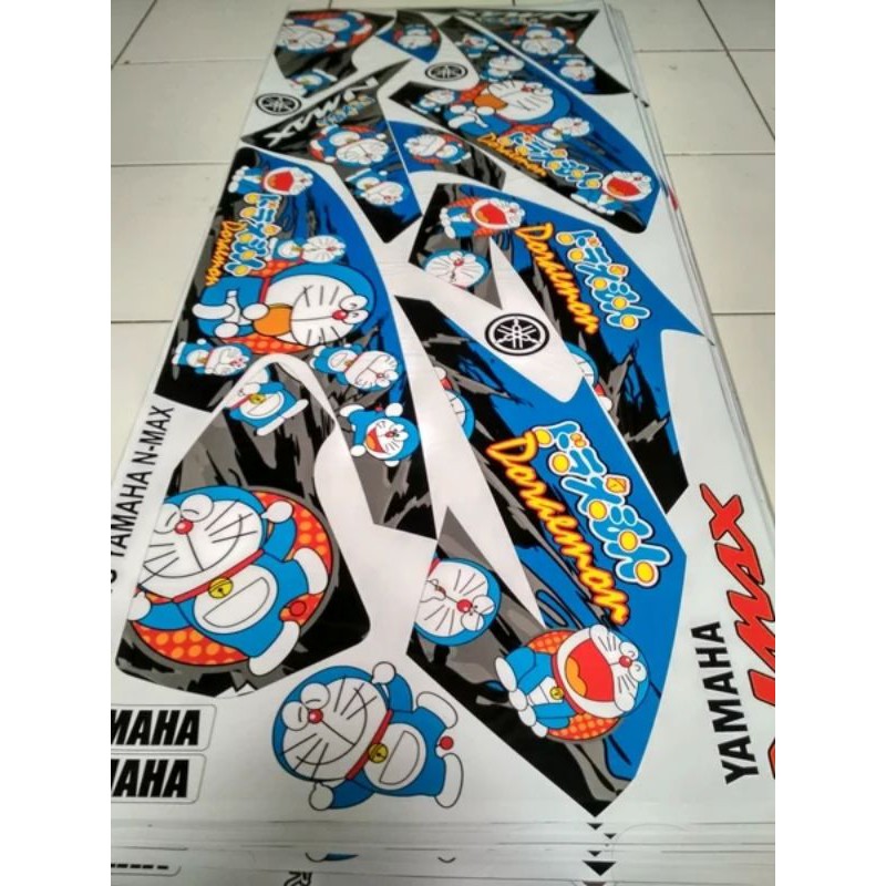StikerStriping motor Nmax semi full Doraemon merah biru
