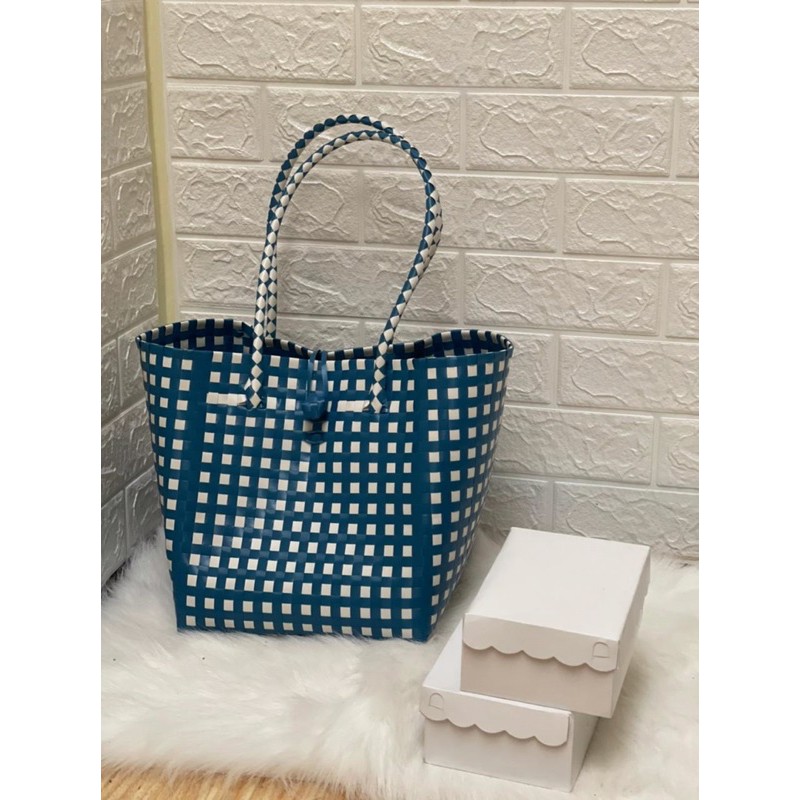 

Tas Anyaman Nasi Berkat Super 22 x 22 Cm Nasi Kotak Pretty Berkat / Tas Anyaman Pretty BERKAT BLUE