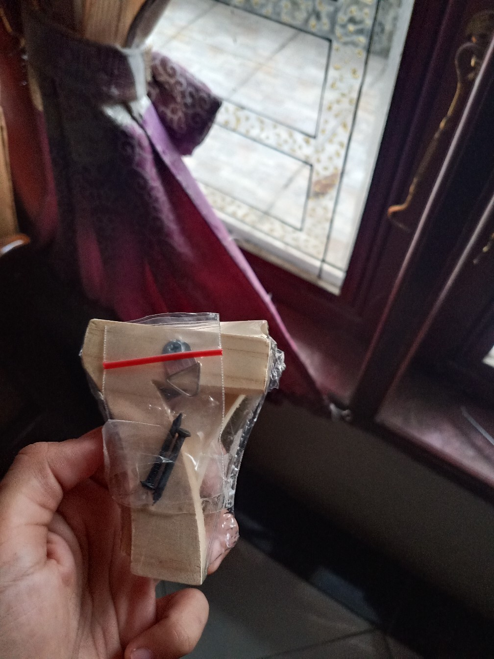 Gantungan Cantolan Besi + Paku Tembok