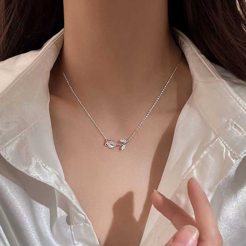 Kalung Rantai Liontin Bunga Tulip Aksen Kristal Berlian Bahan S925 Silver Titanium Steel Untuk Wanita