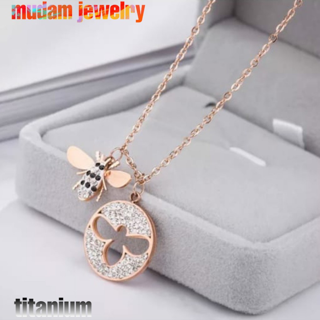 Kalung Titanium Swar Bee Kristal Merah dan Putih Rose Gold Lapis Emas 18K