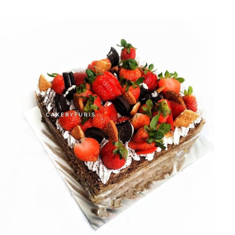 

Blackforest with Strawberry&Biscuit - Hampers Lebaran