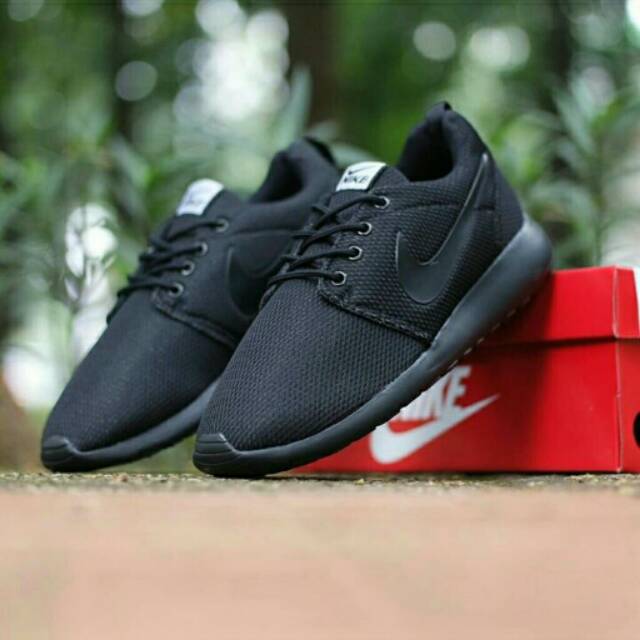 sepatu nike roshe run full black