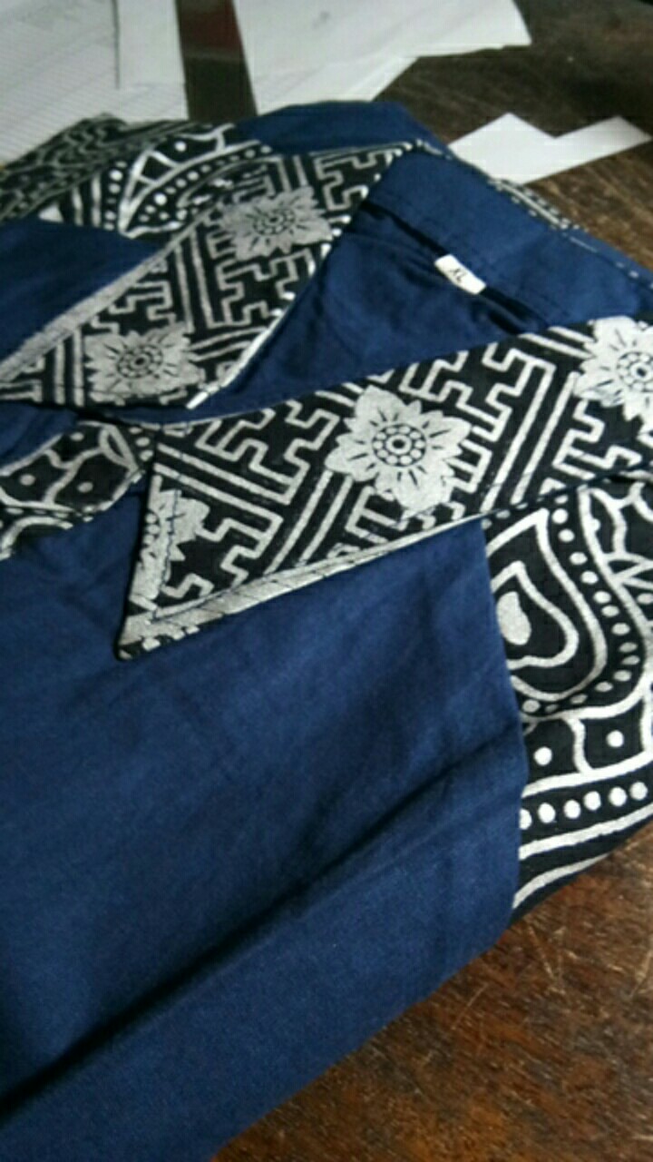 Kemeja Pria Modern Kombinasi Batik Perada Mete Putih