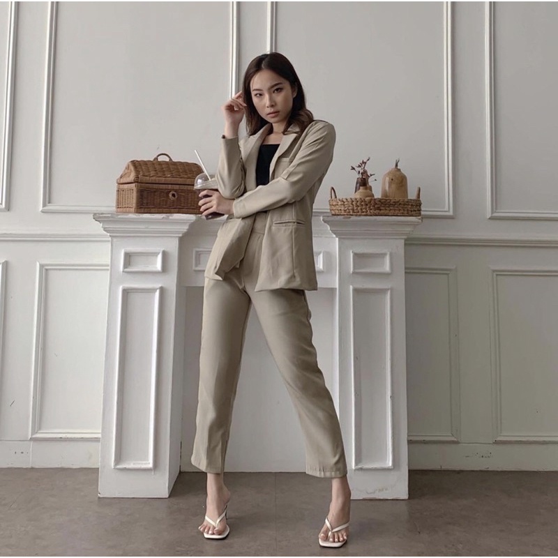 LARA BLAZER WITH POCKETS - BLAZER FORMAL KANTOR POLOS KOREA - JAS LENGAN TANGAN PANJANG - PAKAIAN WANITA - HADIAH / KADO ULTAH CEWEK