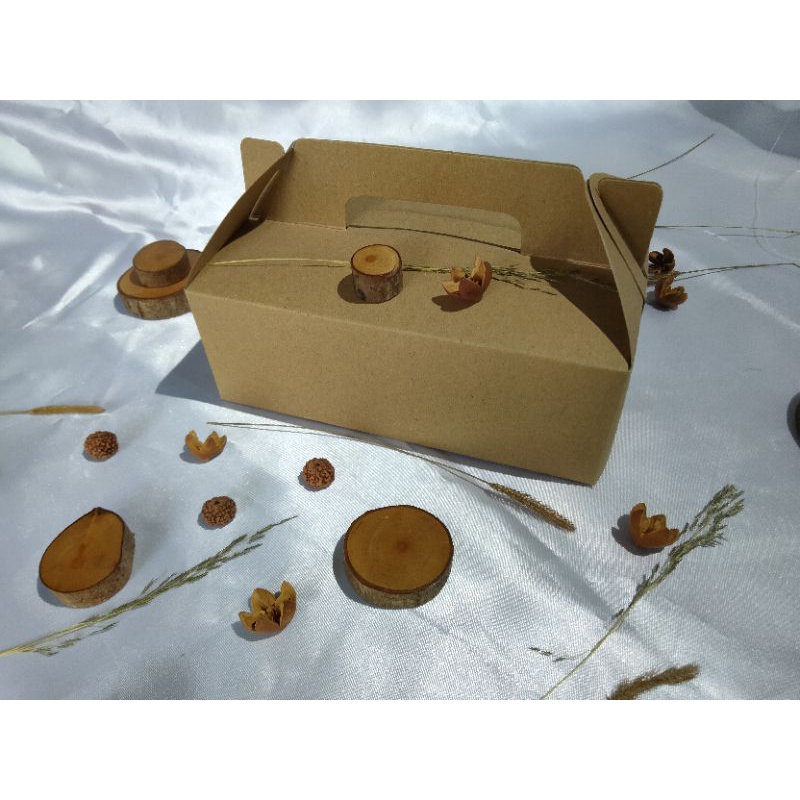 

TAS GABLE/BOX PACKING/PACKING SOUVENIR KARTON BROWN KRAFT 280GR 20x13x7,5cm(B09)