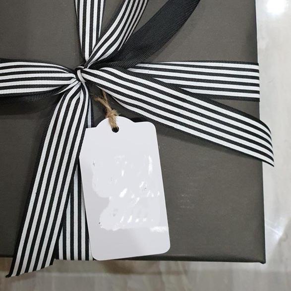 

☞ Bungkus kado polos & pita ❊