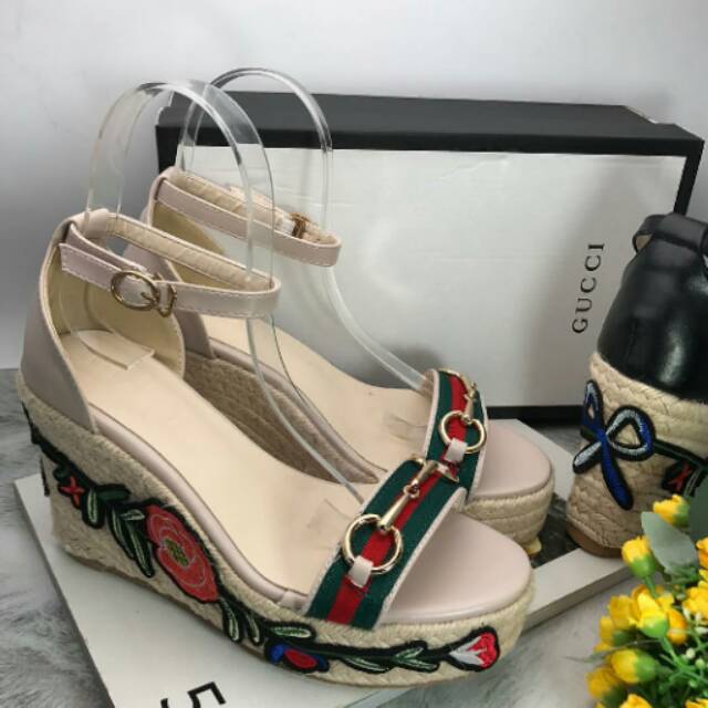 SEPATU WANITA GUCCI FLOWER WEDGES