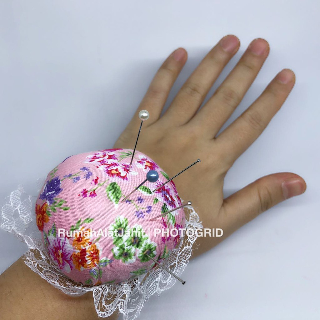 Bantalan Jarum / Pin Cushion bentuk Gelang Tangan