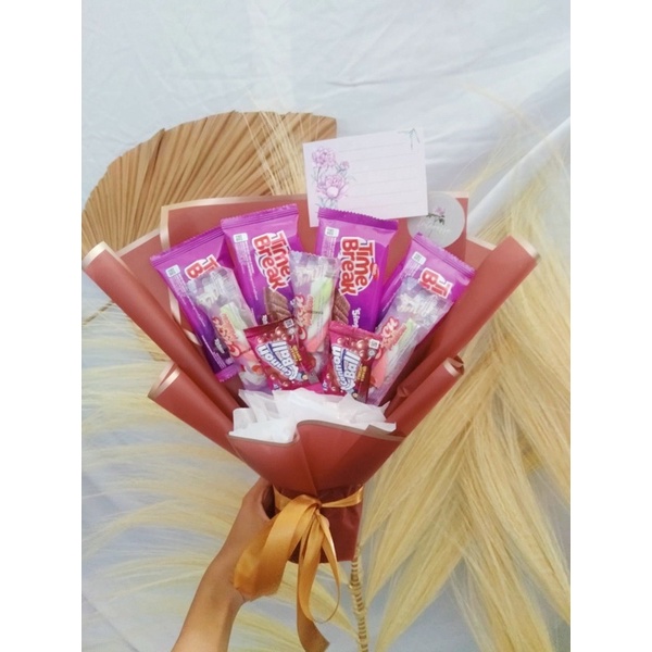 

Bouquet snack / bucket snack / buket snack warna merah maroon untuk hadiah wisuda, ulang tahun dan lain lain