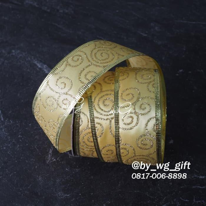 

Pita Satin Gliter Corak Emas; Lebar 3.8 Cm; Panjang 10 Yard - Gold 071