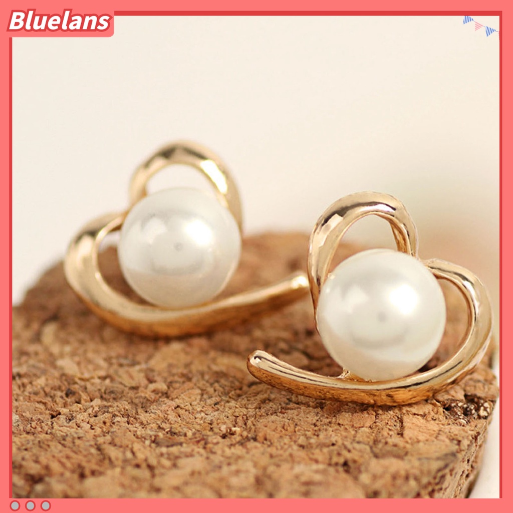 1 Pasang Anting Stud Bentuk Hati Aksen Mutiara Imitasi Bahan Alloy Gaya Elegan Untuk Harian
