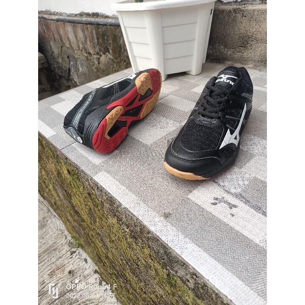 sepatu futsal Mizuno running hitam putih premium/sepatu voly Mizuno running/sepatu pria