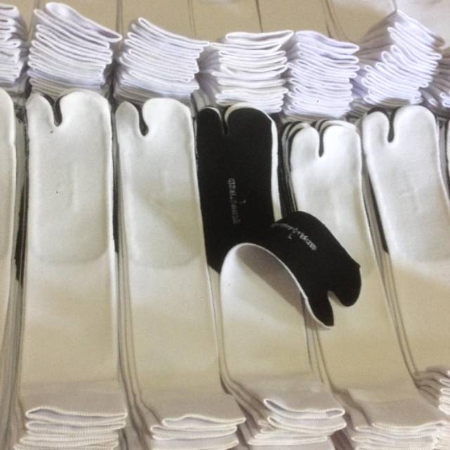 Kaos kaki jempol putih polos telapak hitam-3