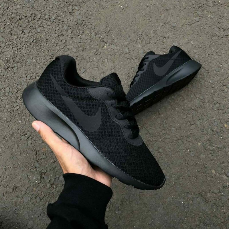 nike black tanjun trainers