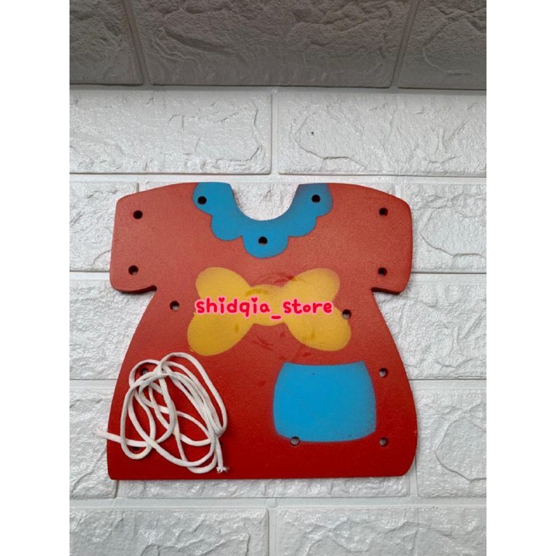 Mainan Edukasi Anak Belajar Menjahit Baju Kayu / Papan Jahit Menjahit