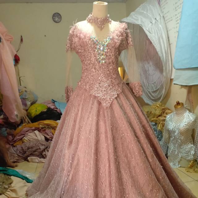 Gaun pengantin modern warna rose gold