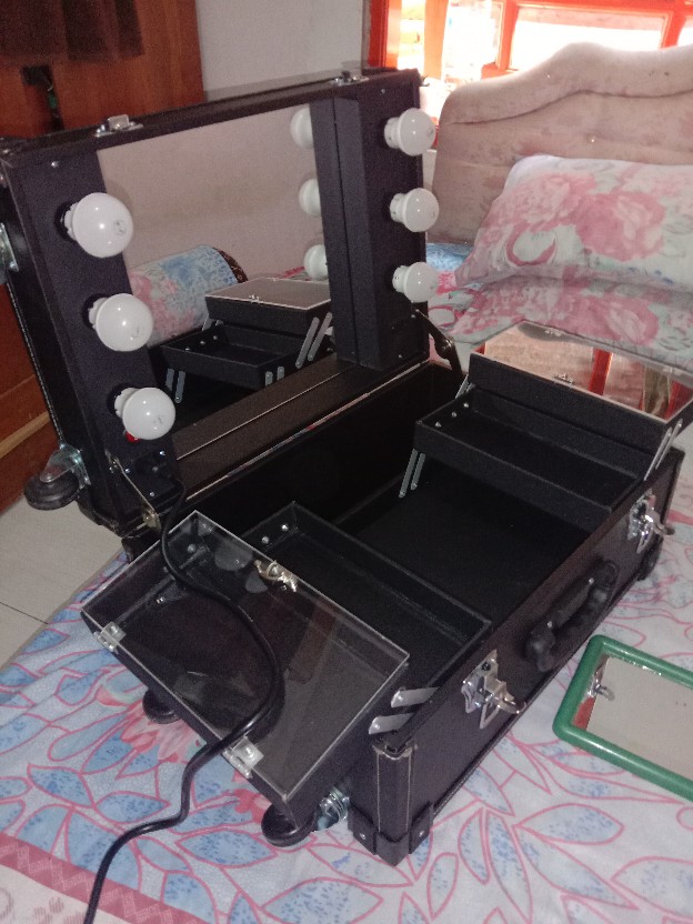 Beautycase Ukuran 50 Cm Dengan Tutup Rak Akrilik