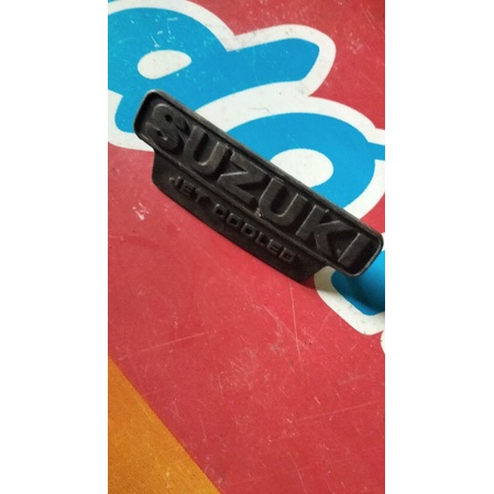 emblem logo di cover belakang Suzuki rc 100 rc 80 bravo