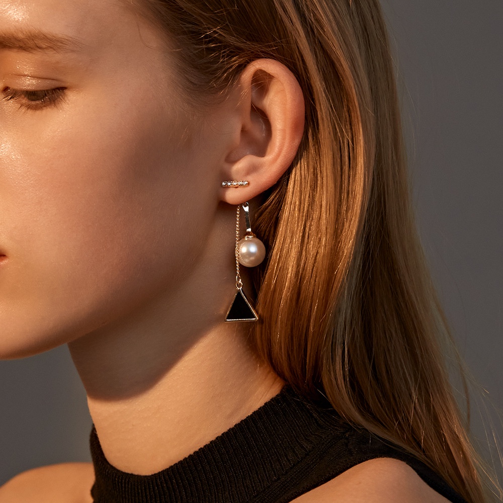 Anting Gantung Wanita Segitiga Aksen Mutiara Aksesoris Fashion Korean Import / Anting Panjang Wanita
