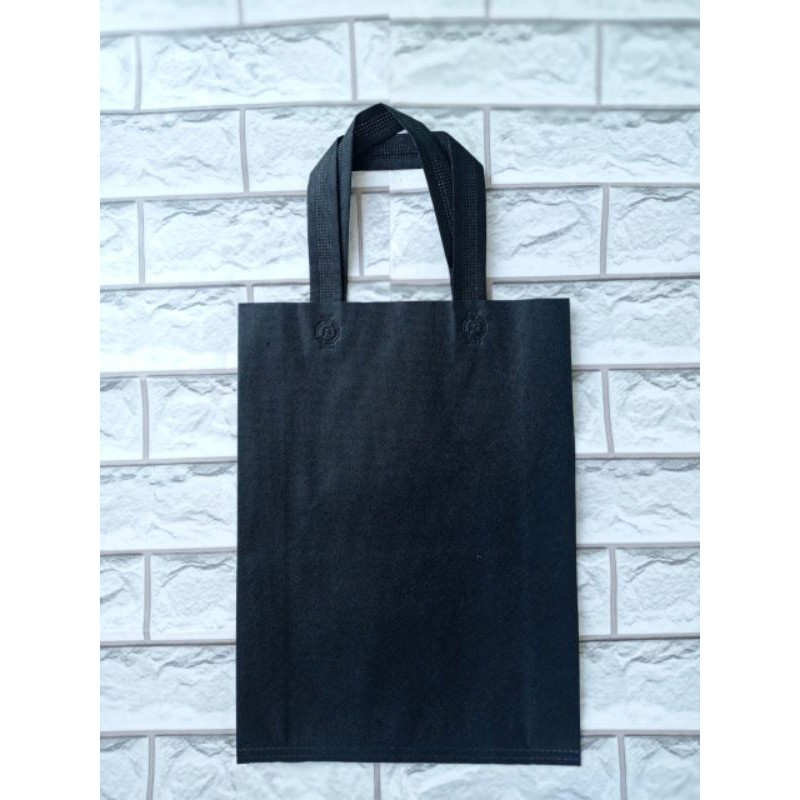 

Tas Goodiebag/spunbond polos ukuran 25X35X8CM murah