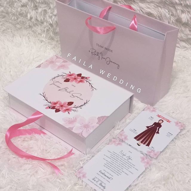 

1 SET OF HARDBOX, PAPPERBAG AND CARD BRIDESMAID