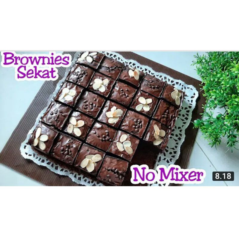 

setiap beli brownies panggang sekat 2 topping gratis nutrisari dingin