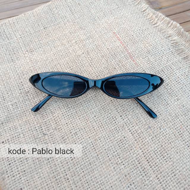 Kacamata hitam cat eyes