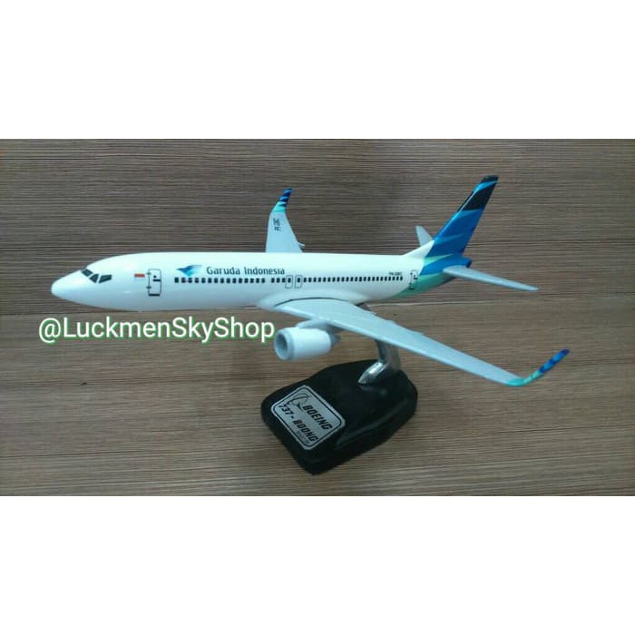 miniatur pesawat garuda indonesia 737-800