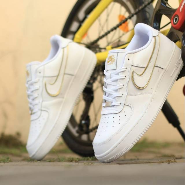 NIKE AIR FORCE 1 LOW WHITE GOLD 