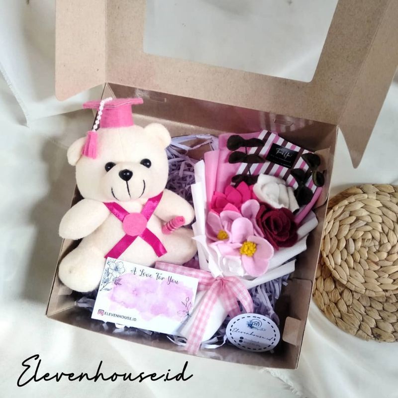 Hampers Gift Box Wisuda Boneka + Buket Bunga Mini / Gift Box Wisuda / Kado Wisuda Lucu / Kado Ulang 