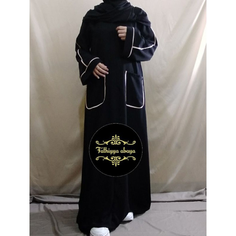 Abaya hitam list tangan yang simpel dan elegant