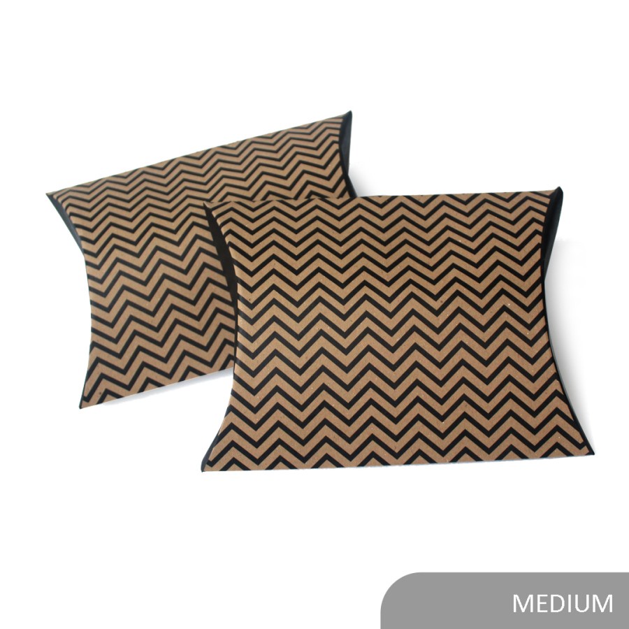 

Pillow Box Monokrom Size M 23,5x18,5x5 Kotak Kado Kardus Souvenir Dus Kemasan Hampers Gift Package (10pcs)
