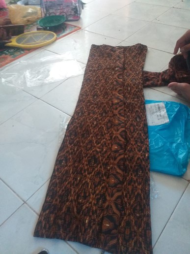 Rok Plisket Sidoluhur / Kotak Hitam Baru Dan Kemeja Batik Couple / Sarimbit